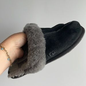 Ugg scuffette slipper in black and grey
